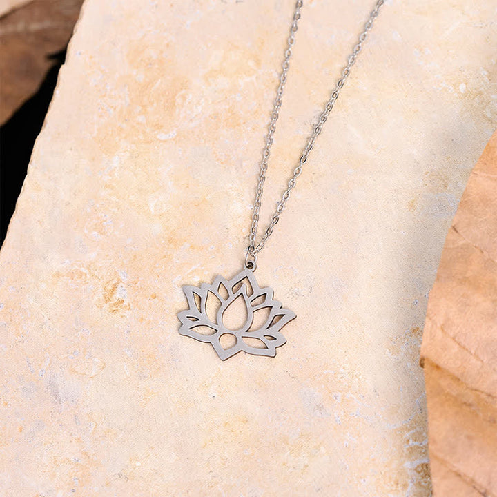 Buddha Stones Collar con colgante calado Lotus Purity de acero de titanio - image 3
