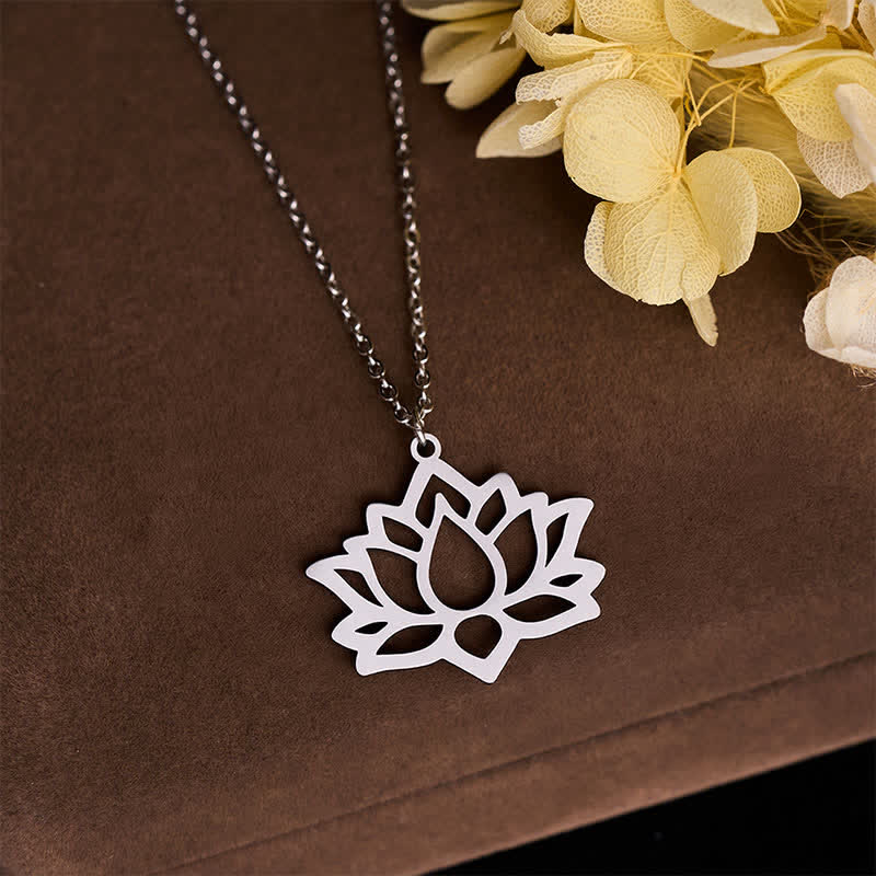 Buddha Stones Collar con colgante calado Lotus Purity de acero de titanio - image 2