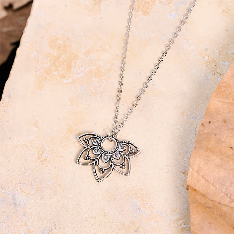 Buddha Stones Collar con colgante de pétalos superpuestos calados con diseño de mandala y loto. - image 1