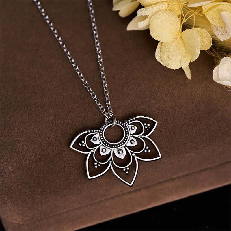Buddha Stones Collar con colgante de pétalos superpuestos calados con diseño de mandala y loto. - Plata - image 0