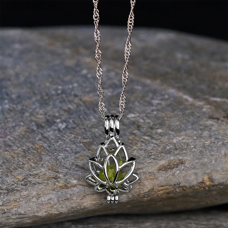 Buddha Stones Collar con colgante minimalista de loto calado de acero de titanio y prehnita - image 1