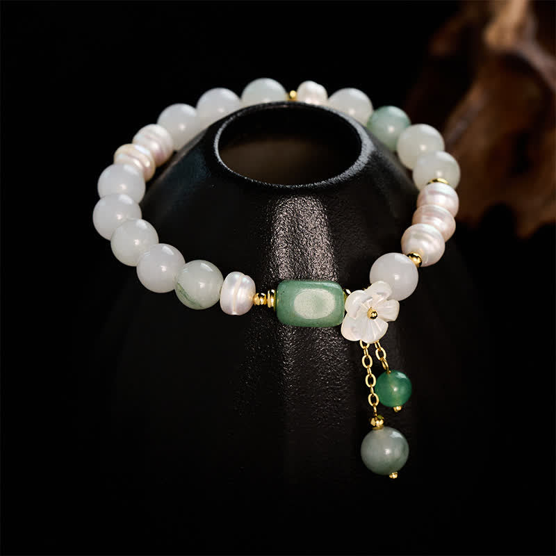 Buddha Stones Pulsera elástica con dije de flor de ágata verde y perla de agua dulce - image 1