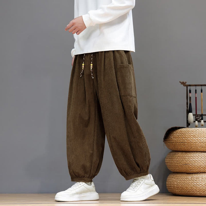 Buddha Stones Pantalones cortos de pana lisos con cordón ajustable para hombre, estilo harem, con bolsillos, ideales para otoño e invierno. - Marrón silla de montar - US/UK/AU48, EU58 (5XL) - image 0
