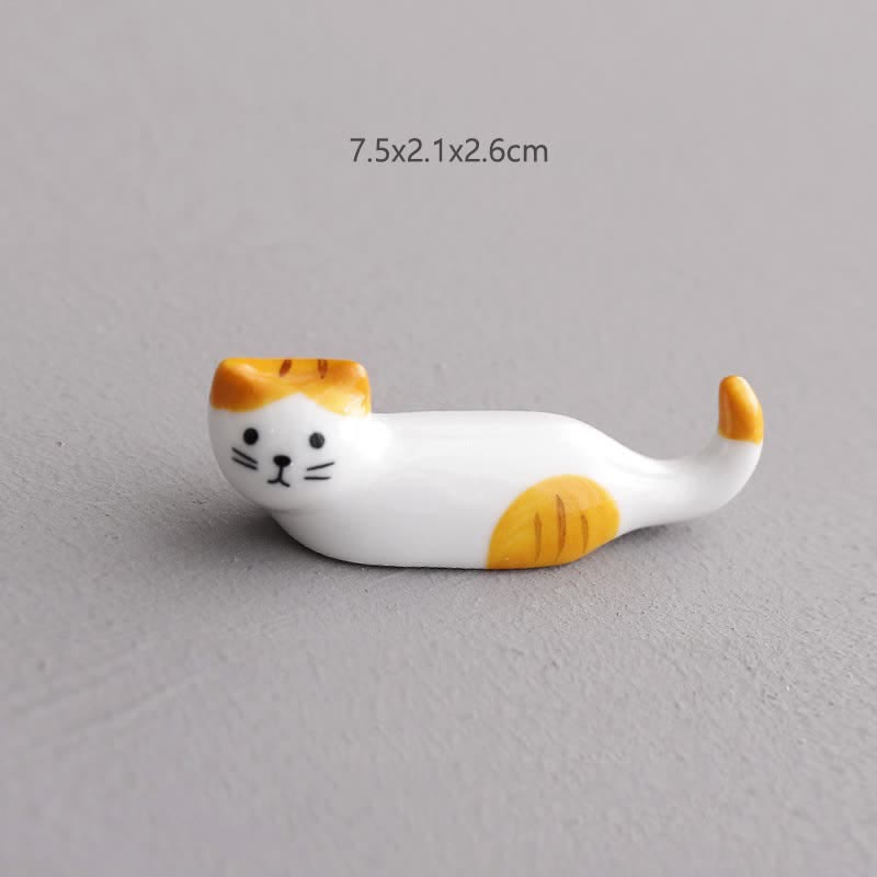 Buddha Stones Soporte para palillos de cerámica con diseño de gato juguetón - Gato de orejas amarillas y cola rizada. Aprox. 7,5 × 2,1 × 2,6 cm. - Cerámico - image 1