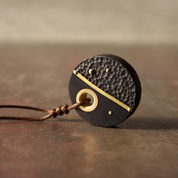 Colgante de collar de paz de cobre y madera de ébano redondo hecho a mano con Buddha Stones