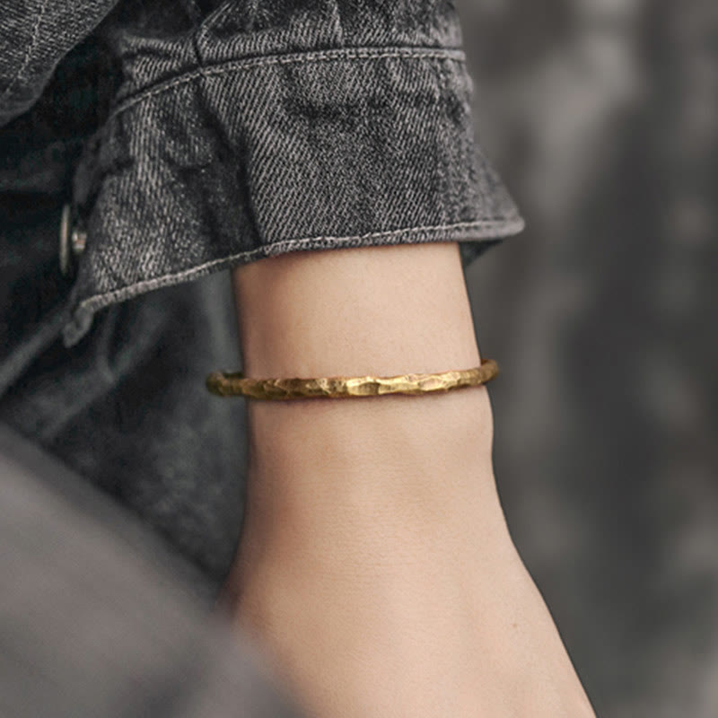 Brazalete tibetano de la suerte del cobre de la textura del golpe
