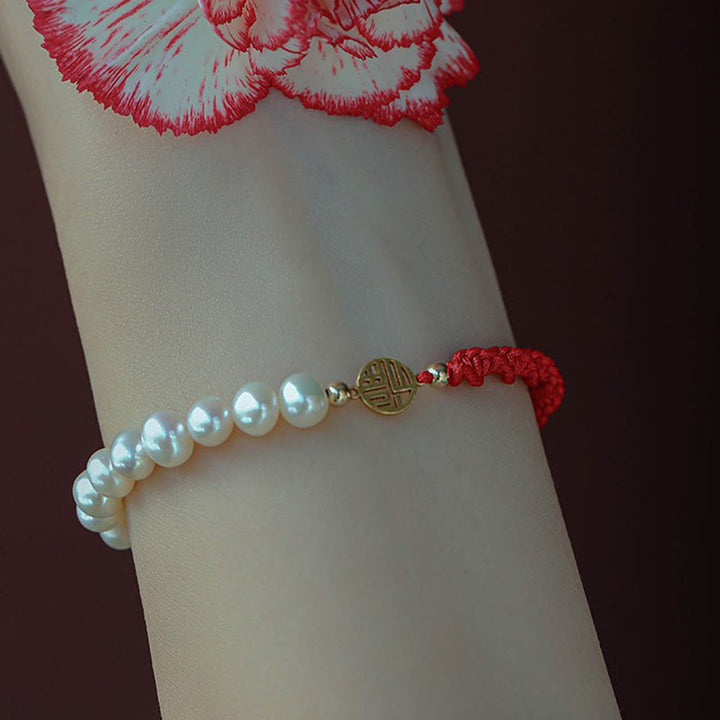 Pulsera de hilo rojo trenzada con protección de la suerte y perlas chapadas en oro de 14 quilates