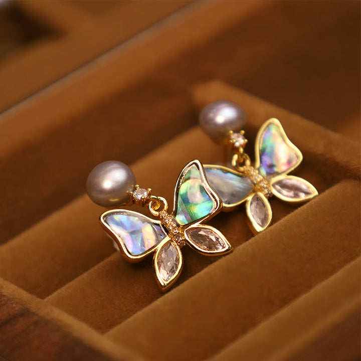 Pendientes de tuerca de sinceridad de mariposa con perlas de concha natural de cobre chapado en oro de 18 quilates con Buddha Stones