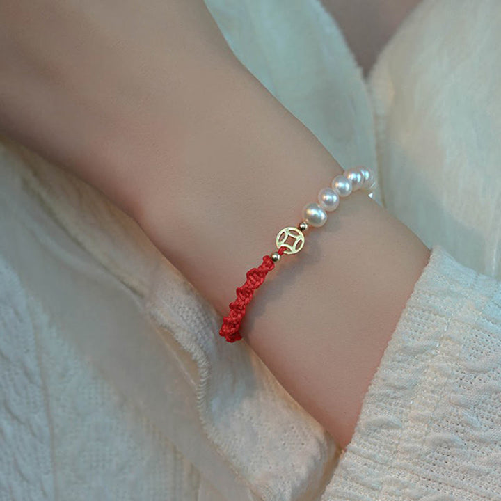 Pulsera de hilo rojo trenzada con protección de la suerte y perlas chapadas en oro de 14 quilates