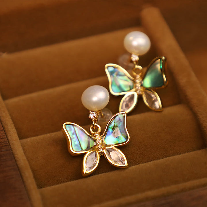 Pendientes de tuerca de sinceridad de mariposa con perlas de concha natural de cobre chapado en oro de 18 quilates con Buddha Stones