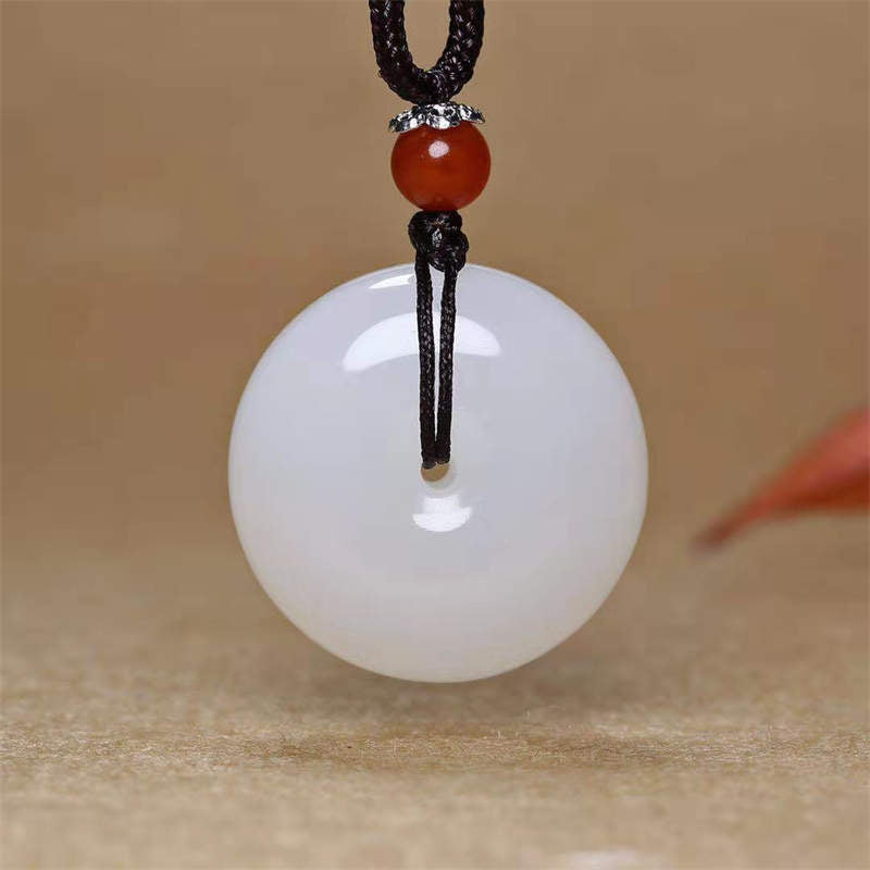 Colgante redondo de collar de bendición con hebilla de paz de jade blanco hetiano