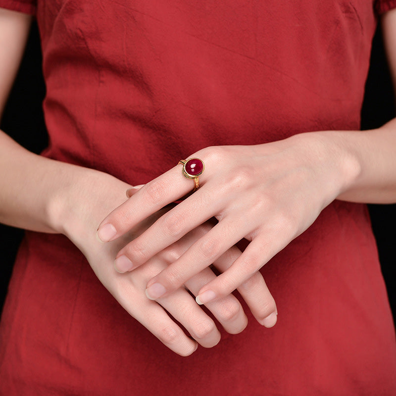 Anillo de corindón rojo de plata de ley 925 con Buddha Stones