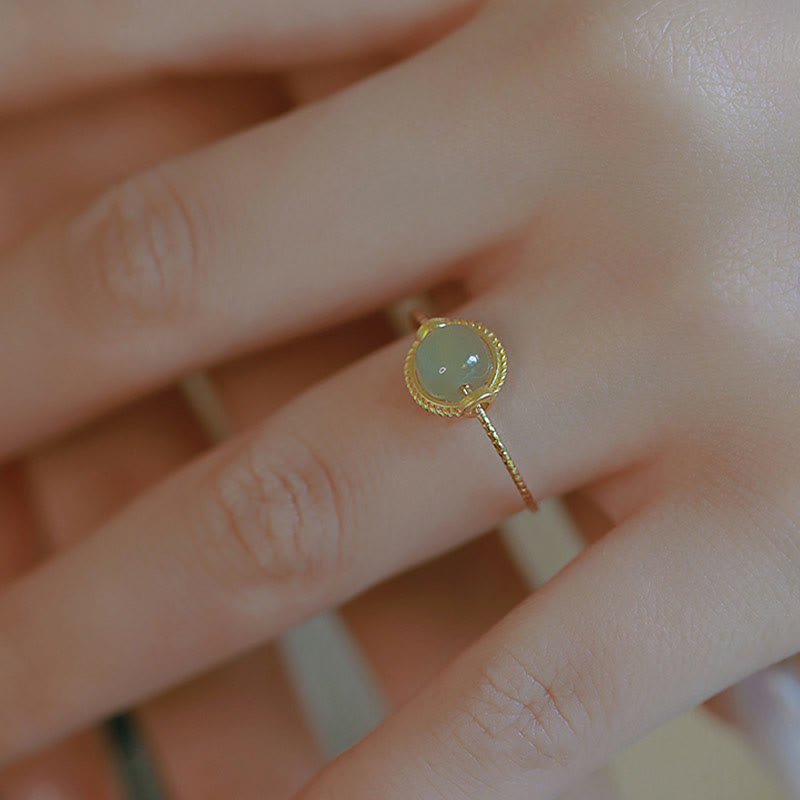 Anillo ajustable de prosperidad de la suerte de jade redondo chapado en oro de 14 quilates con Buddha Stones