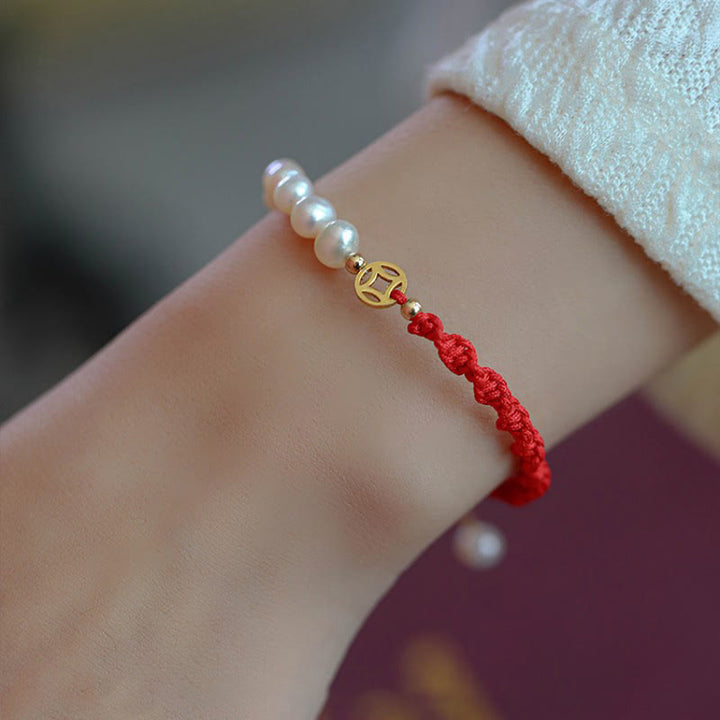 Pulsera de hilo rojo trenzada con protección de la suerte y perlas chapadas en oro de 14 quilates
