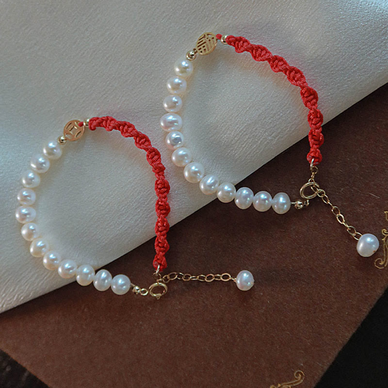 Pulsera de hilo rojo trenzada con protección de la suerte y perlas chapadas en oro de 14 quilates