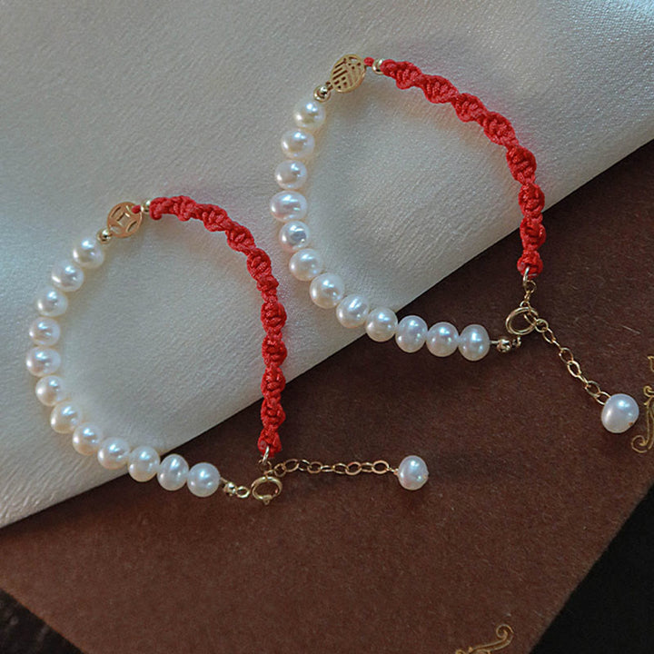 Pulsera de hilo rojo trenzada con protección de la suerte y perlas chapadas en oro de 14 quilates