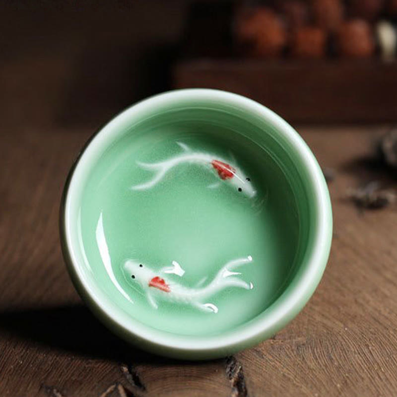 Taza de té de cerámica con forma de pez koi de colores y Buddha Stones