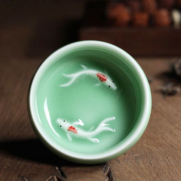Taza de té de cerámica con forma de pez koi de colores y Buddha Stones