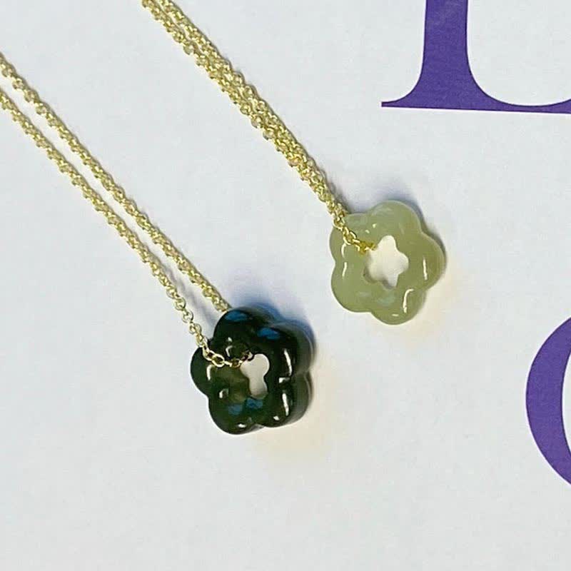 Colgante de collar con dije floral de la suerte de jade cian de jade hetiano con Buddha Stones