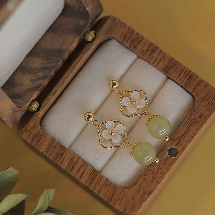 Pendientes colgantes de bendición con cuentas de jade, flor de piedra Tridacna de Buddha Stones