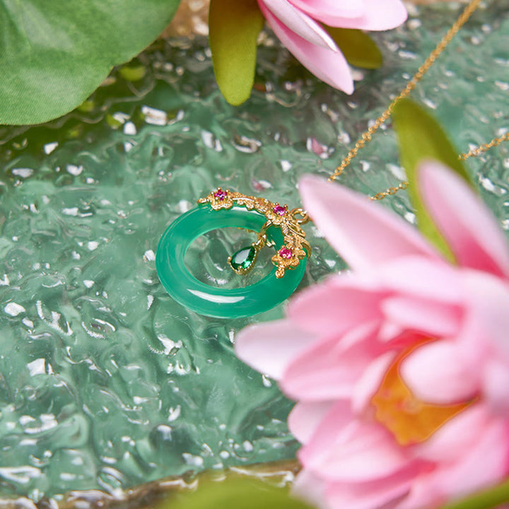 Colgante de collar de fuerza con diseño de hebilla de paz de Calcedonia verde con Buddha Stones