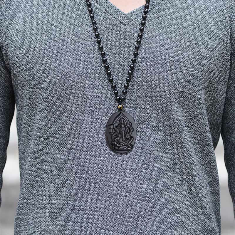 Collar con amuleto de riqueza de elefante Ganesh Ganpati de obsidiana tibetana con Buddha Stones