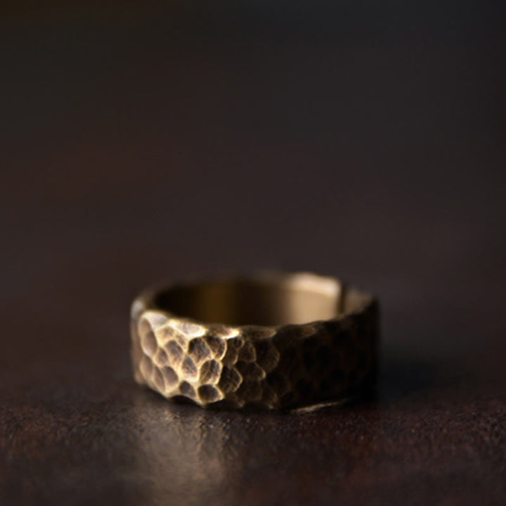 Anillo de la suerte de latón y cobre con diseño de textura tibetana