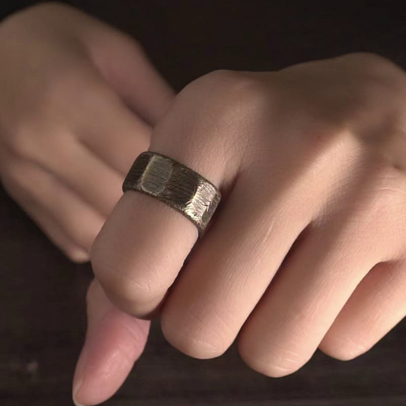 Anillo de riqueza esmerilado de latón y cobre de diseño simple tibetano