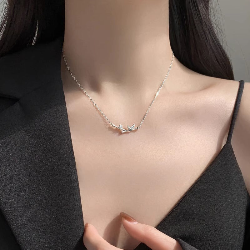Colgante de collar de riqueza con circonita de cobre y diseño de hoja de bambú con Buddha Stones