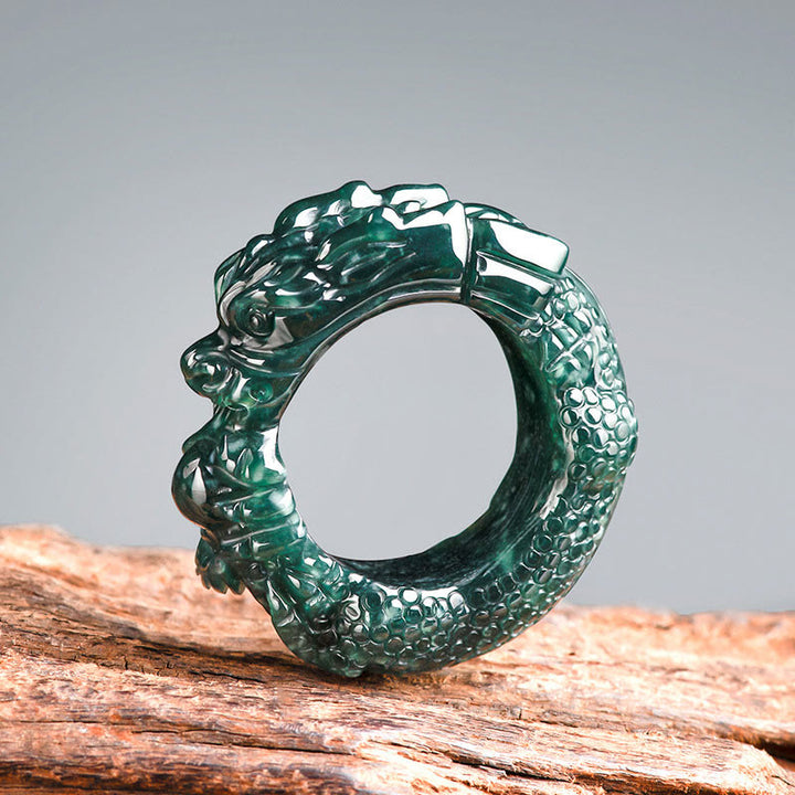 Anillo de éxito tallado con dragón de jade cian natural de Buddha Stones