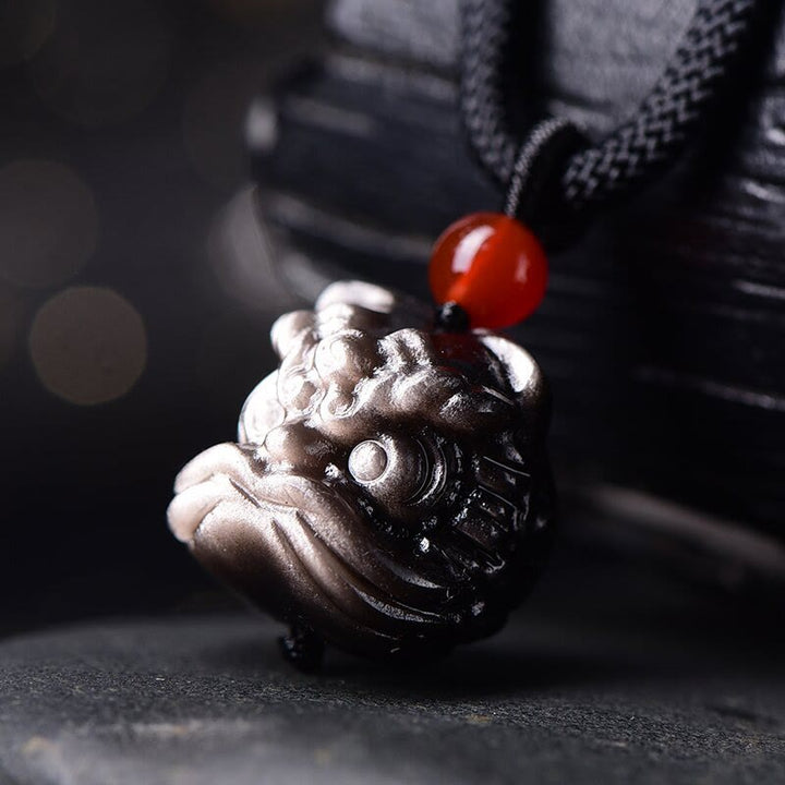 Collar con colgante de protección de león danzante de obsidiana con brillo de plata natural con Buddha Stones