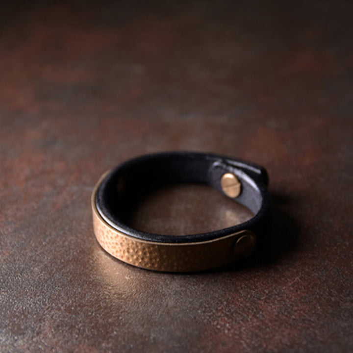 Brazalete de pulsera de cuero de cobre y latón con textura hecha a mano Vintage con Buddha Stones