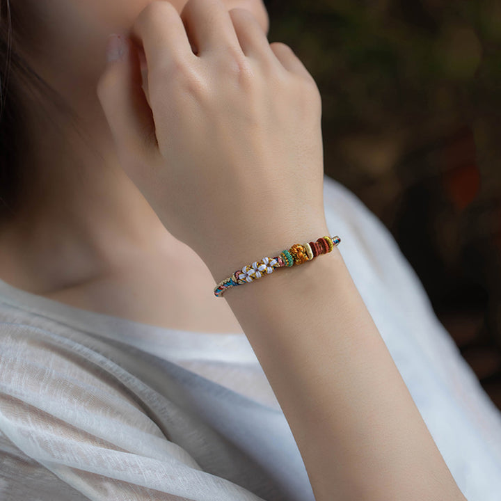 Pulsera de hilo trenzado con diseño de flor de melocotón de color Dunhuang hecha a mano con Buddha Stones
