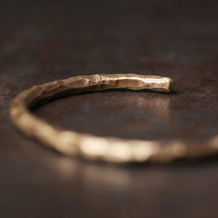 Brazalete tibetano de la suerte del cobre de la textura del golpe