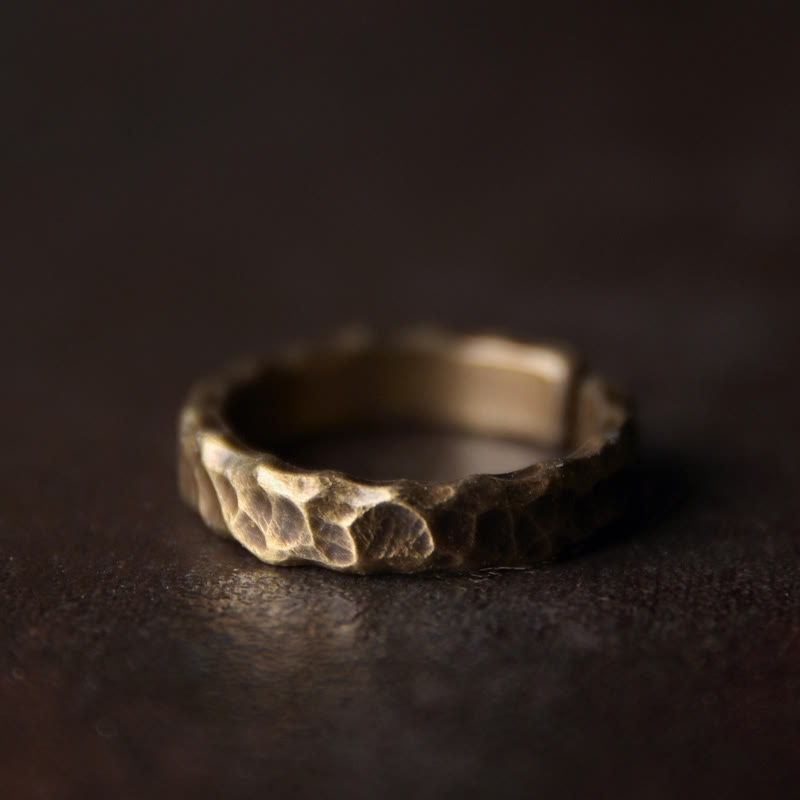 Anillo de la suerte de latón y cobre con diseño de textura tibetana