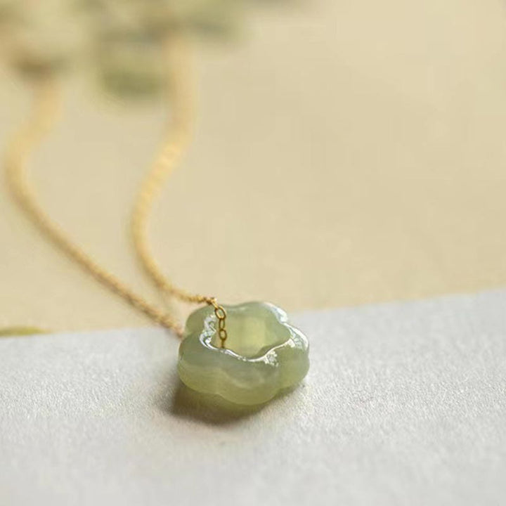 Colgante de collar con dije floral de la suerte de jade cian de jade hetiano con Buddha Stones
