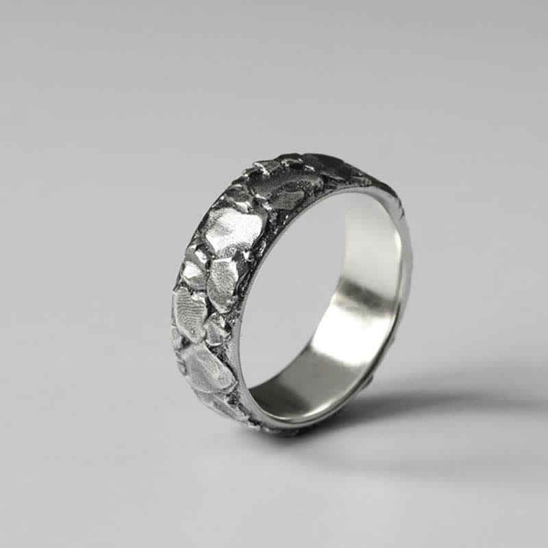Anillo de cobre con bendición de la suerte y patrón de roca