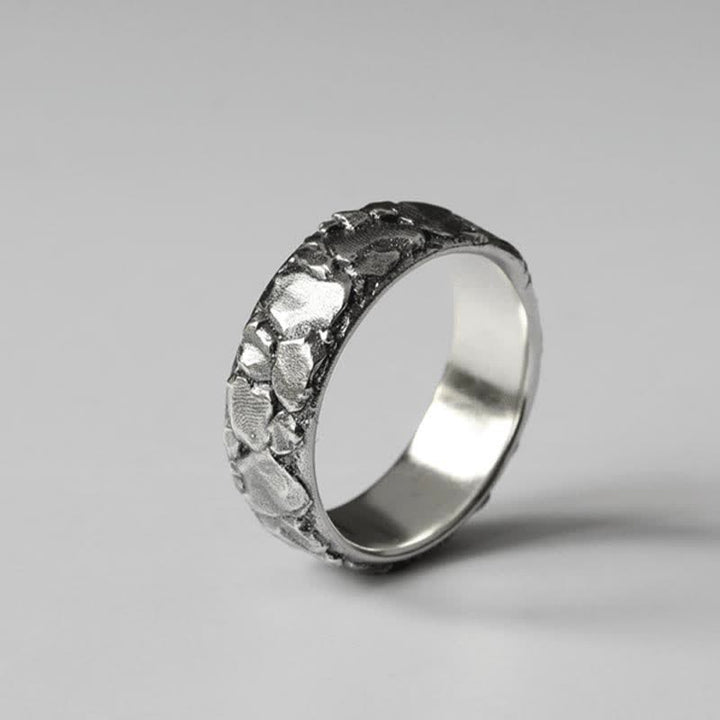 Anillo de cobre con bendición de la suerte y patrón de roca