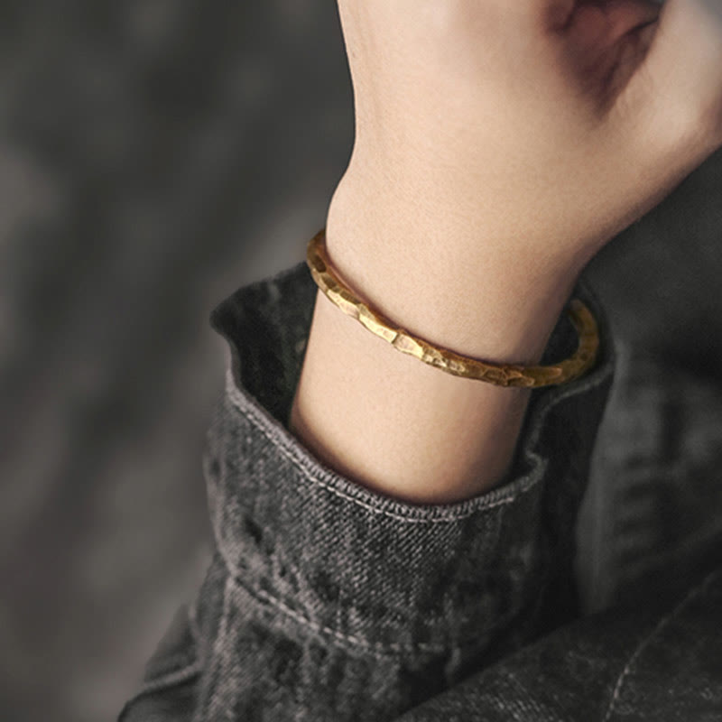 Brazalete tibetano de la suerte del cobre de la textura del golpe