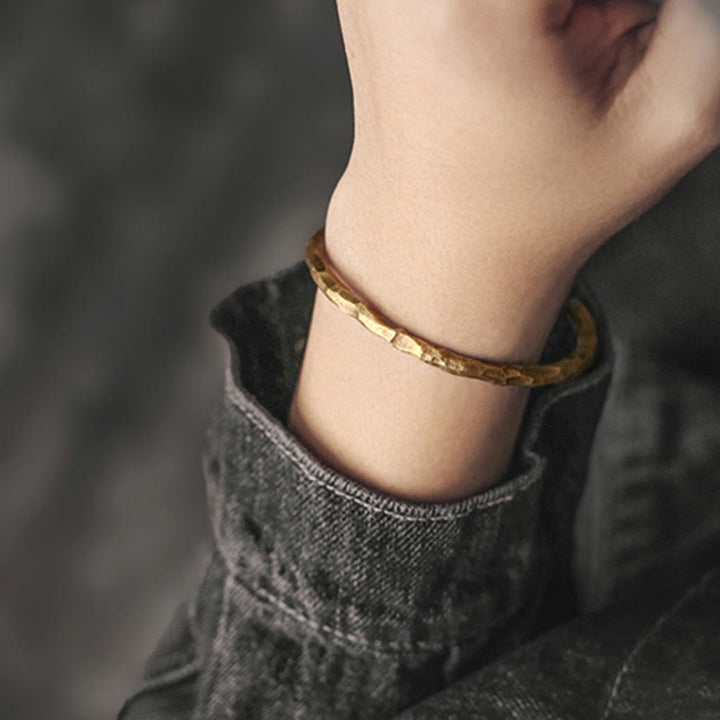 Brazalete tibetano de la suerte del cobre de la textura del golpe