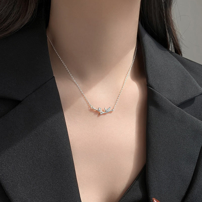 Colgante de collar de riqueza con circonita de cobre y diseño de hoja de bambú con Buddha Stones