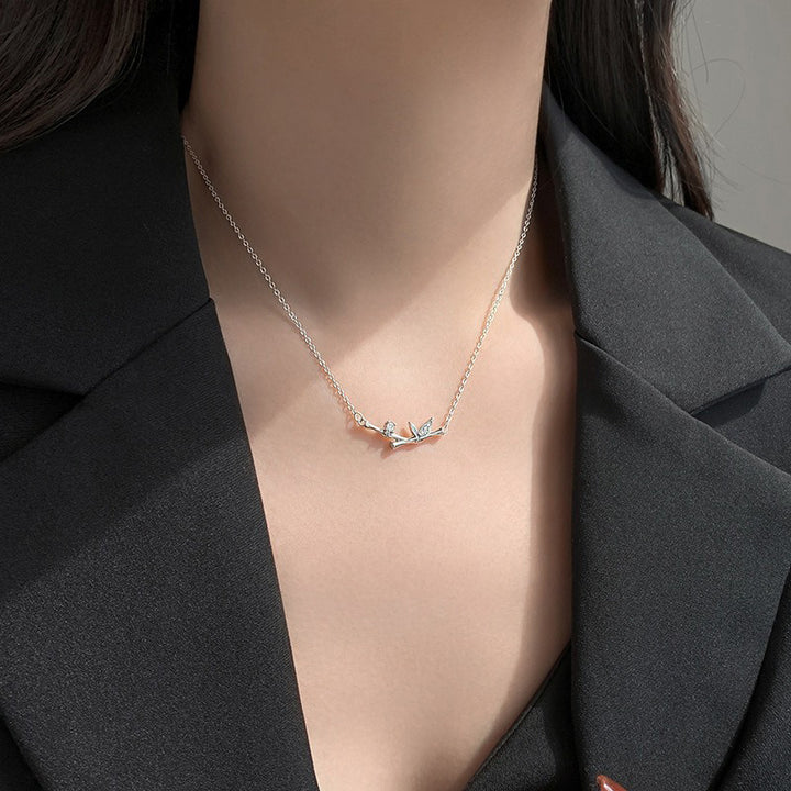 Colgante de collar de riqueza con circonita de cobre y diseño de hoja de bambú con Buddha Stones