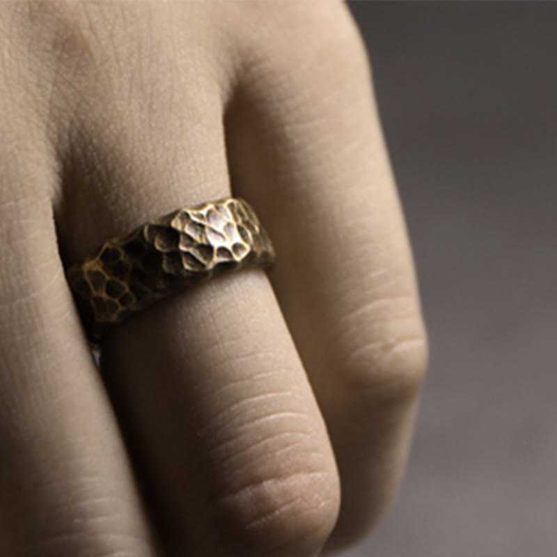 Anillo de la suerte de latón y cobre con diseño de textura tibetana