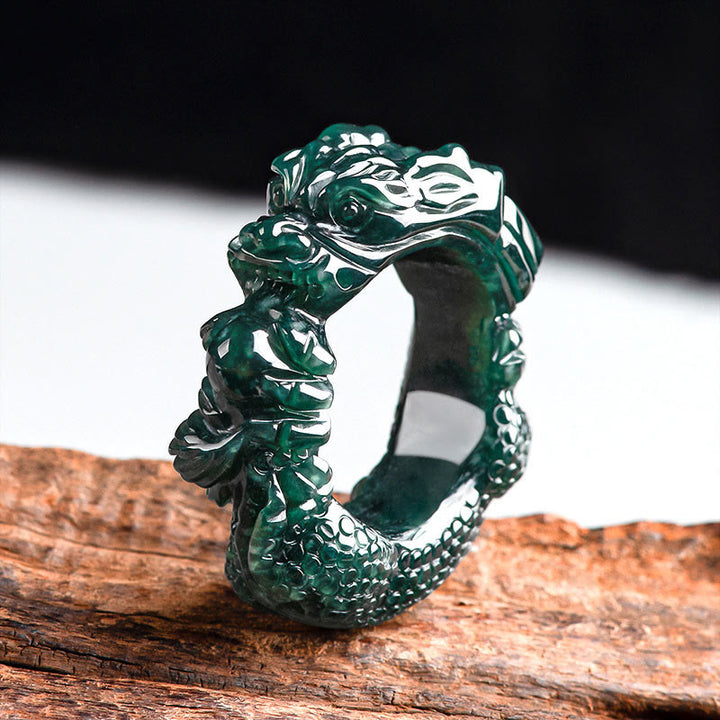 Anillo de éxito tallado con dragón de jade cian natural de Buddha Stones