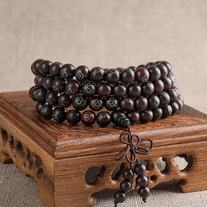 Pulsera de protección de nubes auspiciosas con carácter Om Mani Padme Hum de sándalo rojo de hoja pequeña con incrustaciones de plata de ley 925 con Buddha Stones