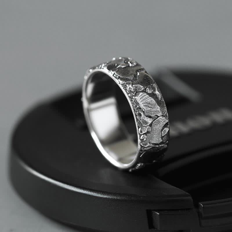 Anillo de cobre con bendición de la suerte y patrón de roca