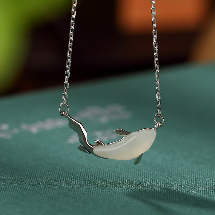 Colgante de collar de la suerte del delfín de jade blanco de plata de ley 925 con Buddha Stones