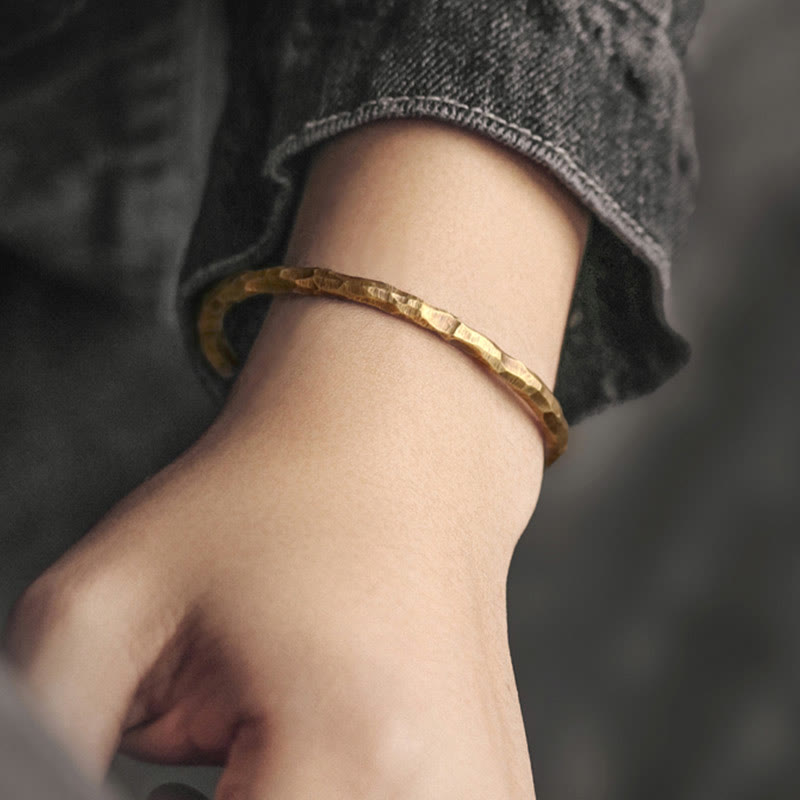 Brazalete tibetano de la suerte del cobre de la textura del golpe