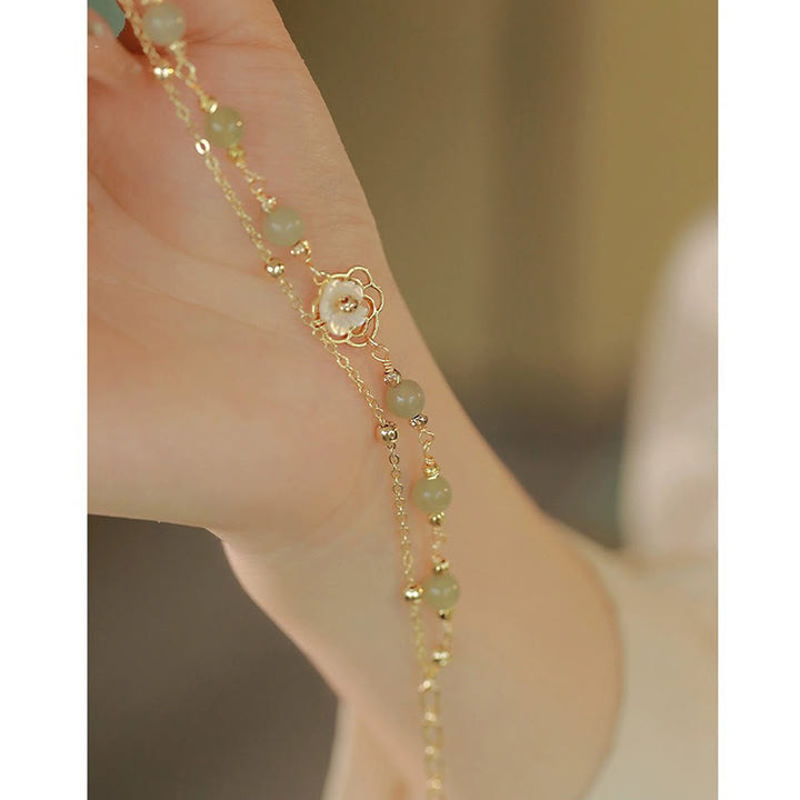 Buddha Stones Pulsera de la Suerte de Doble Capa con Flor de Piedra Tridacna y Mariposa de Jade chapada en Oro de 14 Quilates