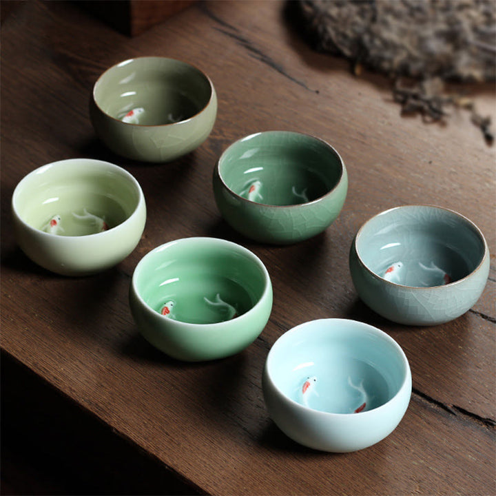 Taza de té de cerámica con forma de pez koi de colores y Buddha Stones